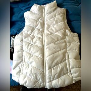 “So” winter vest. Only worn a couple of times 100% polyester. In good condition.